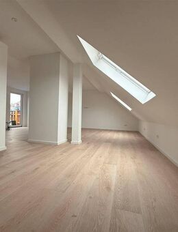 Elegante hochwertige Dachgeschosswohnung mit 2 großen Balkonen - Nürnberg