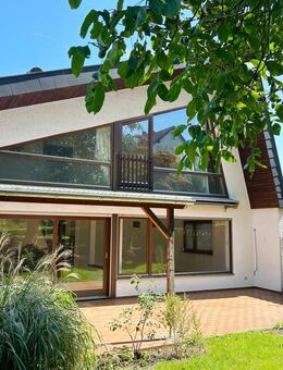 "Filderstadt: Rarität für 2 Generationen" Zweifamilienhaus mit besonderer Architektur und Garten - Filderstadt