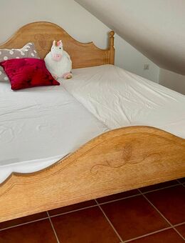 Massivholz-Bett Pinie 180x200 Landhausstil – wie neu inkl. Lattenroste & Matratzen - Moers