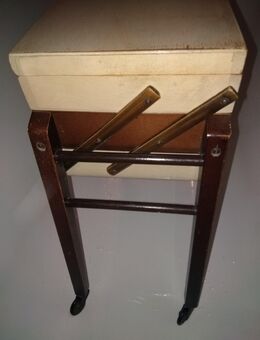 Rollbarer Nähkasten auf Beinen aus Holz - Vintage - Hannover
