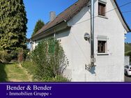 Sanierungsbedürftiges Einfamilienhaus mit Garten und zwei Garagen! - Gummersbach