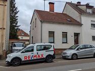Attraktive +Top modernisierte Doppelhaushälfte 111m² WFL + Garage + 448m² Grundstück + Garten + GWc - Neunkirchen (Saarland)