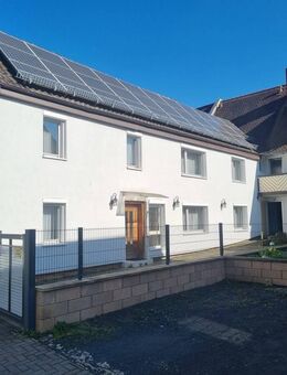 Generationenwohnen: 2 Häuser auf einem Grundstück mit großem Garten - Schöneck