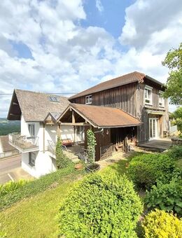 Mehrfamilienhaus mit drei Wohneinheiten, Garagen, Garten, Streuobstwiese/Koppel und Mega-Fernblick! - Ollmuth