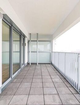 Lichtdurchflutetes Wohnambiente mit zwei Balkonen, neuer Einbauküche und Tiefgaragenstellplatz! - Frankfurt (Main)