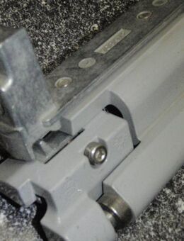 Hueck-Ecklager mit Flügelband RAL 7042 DIN R - Ulmen