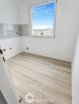 Bezugsfrei! Großzügige 2-Zimmer-Wohnung mit schöner Aussicht auf Maintal mit Außenstellplatz - Maintal