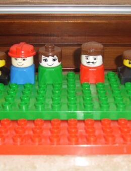 Lego Duplo 2 Bauplatten grün u. rot incl. 5 Figuren - Baunatal Zentrum