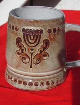 Keramik Seidel Krug mit Relief Bierseidel beige Blume braun 3,- - Flensburg