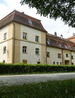 Denkmalgeschütztes Wohnhaus mit neuer Zentralheizung als Teil der historischen Schlossanlage - Unterschwaningen