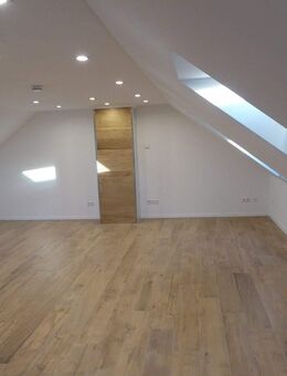 hochwertige drei - Raum - Dachgeschosswohnung mit Fußbodenheizung, Einbauküche und Stellplatz - Zahna-Elster