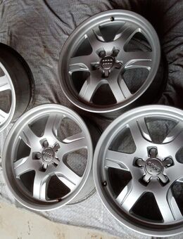 Verkaufe Audi A5 Alufelgen mit Nabenabdeckung - Schönwald (Schwarzwald)