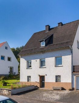 EINFAMILIENHAUS MIT KALTWINTERGARTEN, GARAGE, GROSSEM GRUNDSTÜCK IM BELIEBTEN WOHNGEBIET AM WALDRAND - Büren