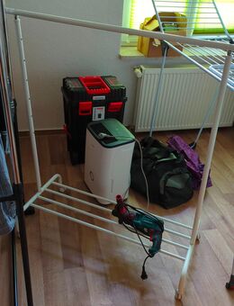 Kleiderständer weiß zu verschenken keine Gewährleistung oder Garantie beachtet auch meine anderen Anzeigen - Stendal (Hansestadt)