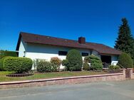 Schwedelbach - Freistehender Winkelbungalow mit Einliegerwohnung und gepflegter Gartenanlage - Schwedelbach