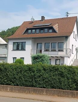Charmantes Wohnhaus mit Garagen und großem Garten. - Rehlingen-Siersburg
