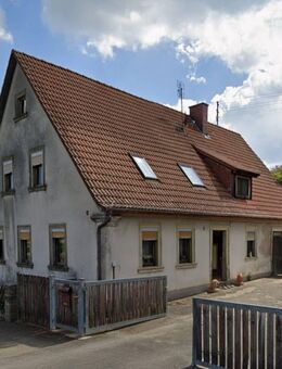 Renovierungsbedürftiges Einfamiliennaus mit Scheune und 3 Garagen - Adelsdorf