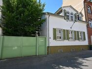 Wiesbaden-Biebrich: Einfamilienhaus mit Nebengebäuden in Stadtlage! - Wiesbaden