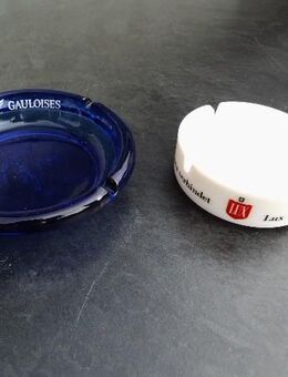 2 Glas Ascher Aschenbecher "Gauloises" blau+"Lux verbindet" weiß zus. 9,- - Flensburg