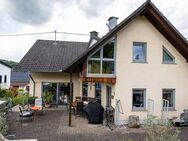 Großzügiges Einfamilienhaus mit Einliegerwohnung und traumhaftem Garten in Wiltingen - Wiltingen