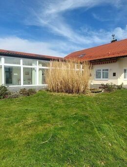 Großes Haus mit ca. 396 m² Wohnfläche, 3 Garagen, Carport auf 1190m² Grund PLUS 2 Bau-Grundtücke mit 2000 m² in Irchenrieth zu verkaufen - Irchenrieth
