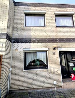 Günstig ins Eigenheim - oder als Feriendomizil: Renovierungsbedürftiges Reihenmittelhaus - Emden