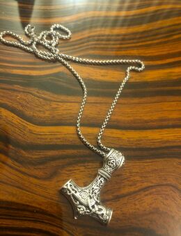 Kette mit Anhänger Nummer 1 zu verschenken - Berlin