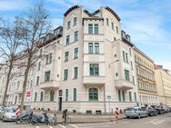 Mietfreie 2-Raumwohnung mit Balkon im Dachgeschoss eines eindrucksvollen Gründerzeit-Eckhauses - Leipzig