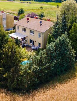 Stadtvilla-Doppelhaushälfte am Feld in Prötzel - Mit Keller, Einbauküche, zwei Bädern, Pool u.v.m. - Prötzel