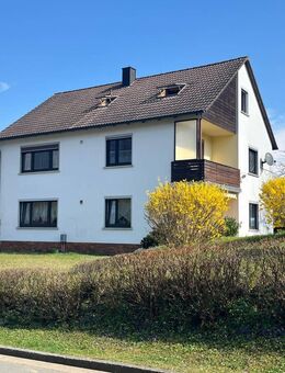 Gepflegtes Zweifamilienhaus mit großem Grundstück, Doppelgarage, Carport und idyllischem Garten - Himmelkron