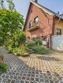 Freistehendes Zweifamilienhaus in Niederzier mit Potential und großem Grundstück - Niederzier