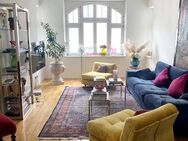 Gepflegte 4-Zimmer-Altbau-Wohnung mit Balkon am Englischen Garten in Schwabing - München
