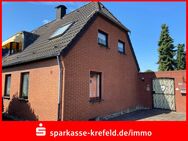 Kleine Doppelhaushälfte auf großem Grundstück mit Garage - Krefeld