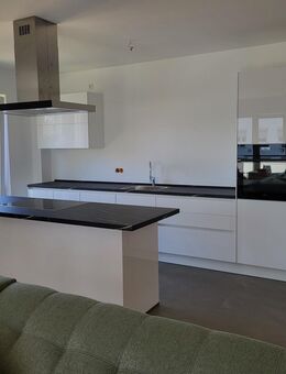 DRINGEND !!Jetzt Bestpreis sichern!! Küche modern Weiß Hochglanz, dunkle Platte in Marmoroptik (ca. 4580x223) mit Kochinsel und großer Herdplatte - Bad Vilbel