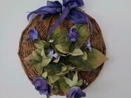 Deko /Türkranz mit blauen Blumengesteck - Calden