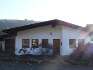 GEPFLEGTER BUNGALOW IM LANDHAUS-STIL MIT KELLER, SAUNA UND GARAGE IN RUHIGER UND BELIEBTER WOHNLAGE VON 66969 LEMBERG-LANGMÜHLE - Lemberg