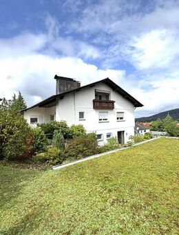Repräsentatives, großzügiges Einfamilienhaus mit Einliegerwohnung in Bestwohnlage mit großem, parkähnlichem Grundstücksareal und zusätzlichem Baugrund - Loffenau