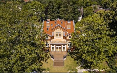 Villa auf Wassergrundstück in Berlin-Wannsee mit drei Bootsliegeplätzen