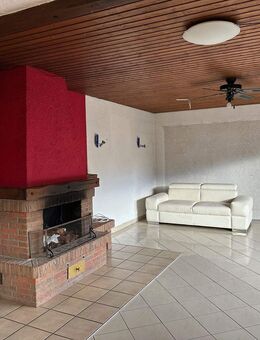 Zweifamilienwohnhaus mit Garagen in sehr ruhiger Wohnlage - Wyhl (Kaiserstuhl)