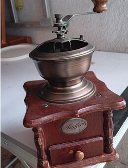 ALTE KAFFEEMÜHLE noch zum selber mahlen . Seht guter Zustand aus HOLZ Braun .... für 30 € -- VHB + Versand - Oberderdingen