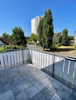 Helle Dachwohnung mit Balkon EBK und PKW-Stellplatz! - Rottendorf