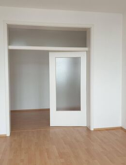 Balkon, 2 Bäder mit Dusche+Wanne+Fenster, neue Heizung und Stellplatz am Haus im sanierten Altbau - Lauter-Bernsbach