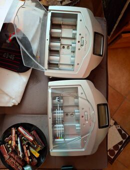 2 Batterieladegeräte mit Akkus - Hamburg