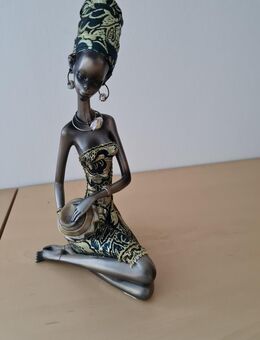 Afrikanische Frauenfigur - Brokatkleidung - sitzend - Büdingen