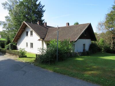 Einfamilienhaus in ruhiger und idyllischer Ortsrandlage mit Blick zum Waldbach in Schwarzach