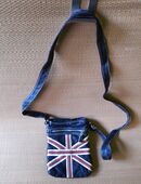 Kleine schwarze Tasche im British-Style in 90419