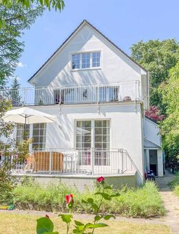 Großzügiges Zweifamilienhaus mit zusätzlichem Baufenster in Hamburg-Rahlstedt - Hamburg