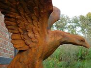 Großer Adler auf Sockel - XXL - Vollstein in Oxid - Heek