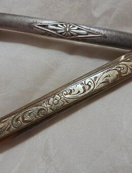 2 wunderschöne Vintage Accessoires- 1 fein gearbeiteter alter Kravatten/Schalhalter und 1 alte Silber Stabbrosche - Niederfischbach