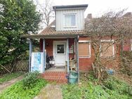 Stade-Hahle: renovierungsbedürftiges Reihenendhaus mit großem Gundstücksanteil - Stade (Hansestadt)